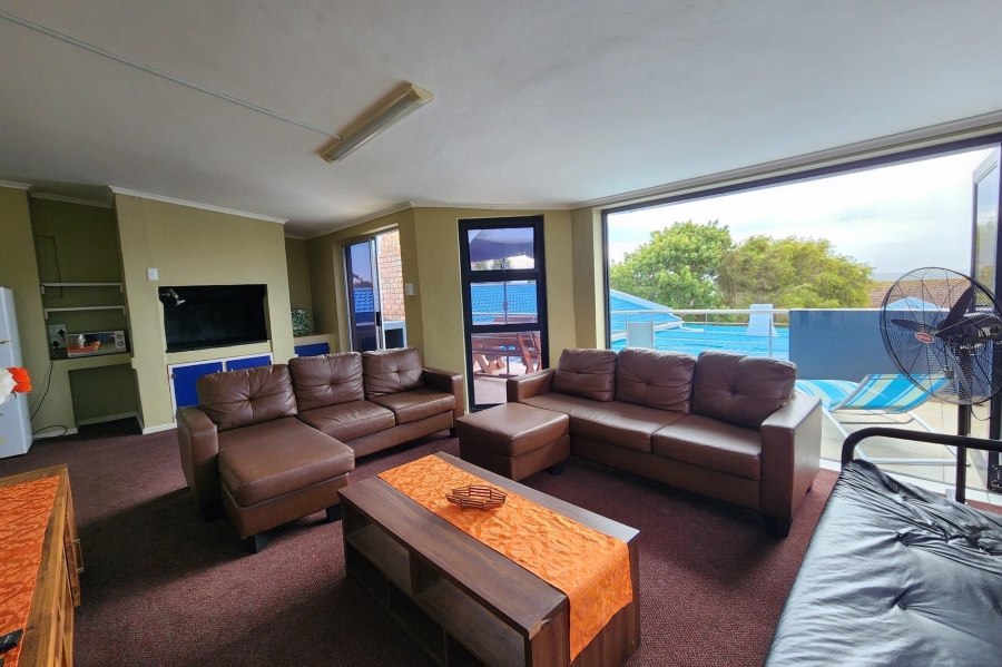 8 Bedroom Property for Sale in Wavecrest Eastern Cape